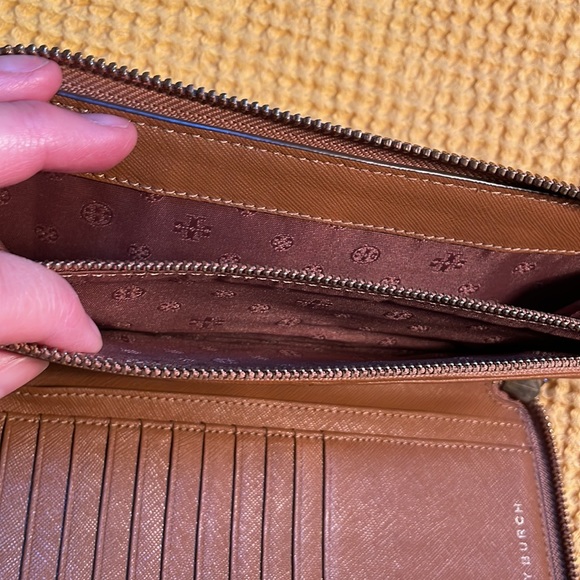 Tory Burch wallet/wristlet - Picture 4 of 6